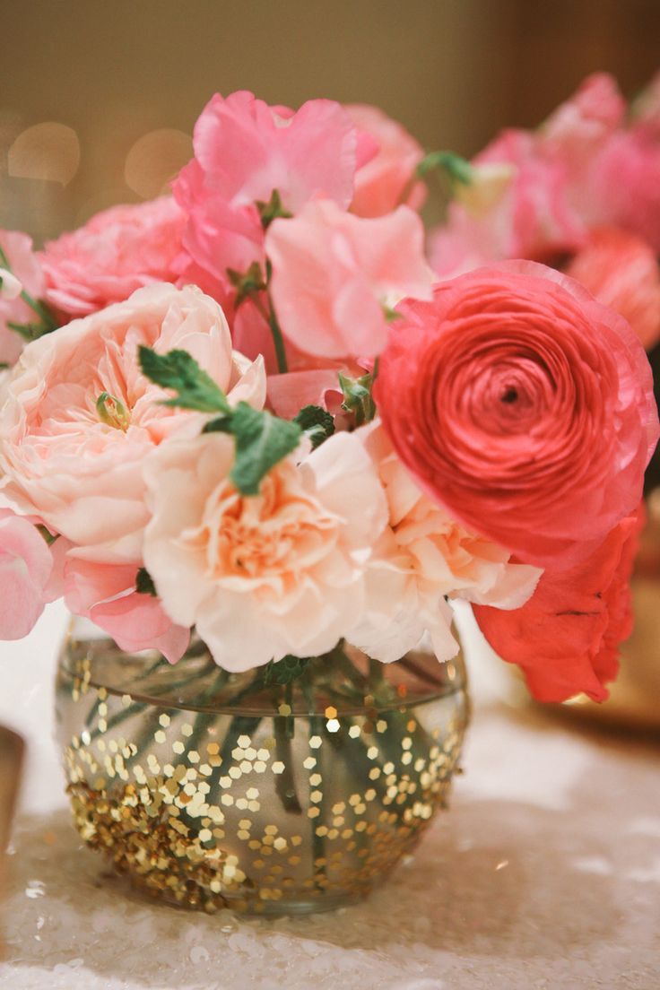 Living Coral flower arrangement inspiration. Check out these amazing 2019 Pantone Color of the Year Wedding Ideas // mysweetengagement.com