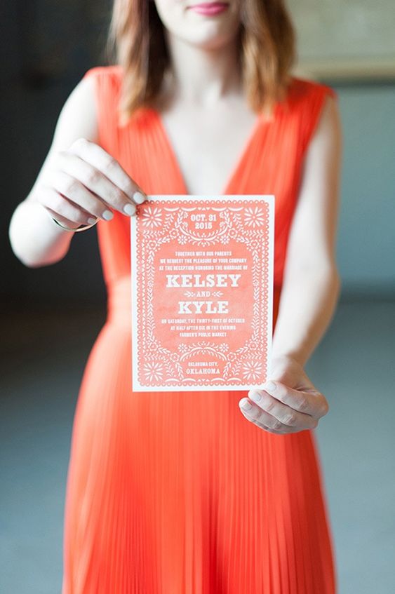 TRENDING NOW: Living Coral Wedding Ideas. Check out this amazing selection of inspirations for your big day with the 2019 Pantone Color of the Year. // mysweetengagement.com