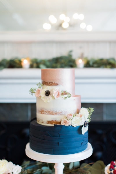 Gallery page with stunning navy blue wedding ideas // Navy Blue Wedding Cake // Cake by Frost It Bakery. Jose Alvarado Photography // mysweetengagement.com 