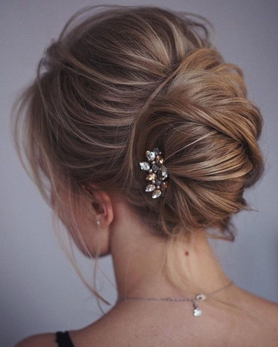 Relaxed yet chic hairstyle idea, embellished with a sparkly and small hairpiece. 