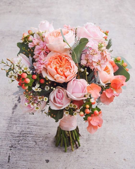 The Wedding Trend We Are loving: Living Coral. Check out these stunning bridal bouquet ideas with the 2019 Pantone Color of the Year // mysweetengagement.com