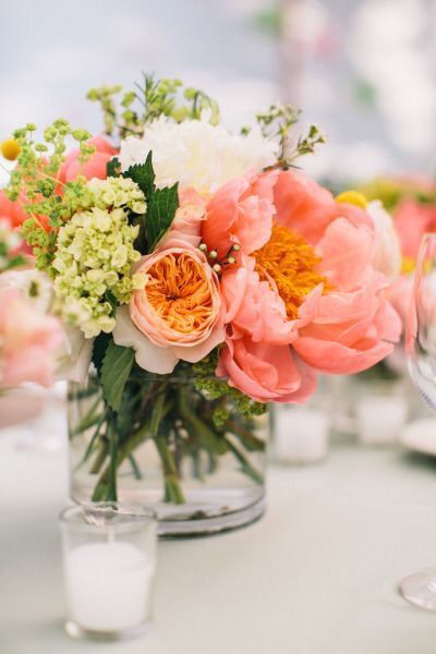 Living Coral wedding decor inspiration. Check out these amazing 2019 Pantone Color of the Year Wedding Ideas // mysweetengagement.com