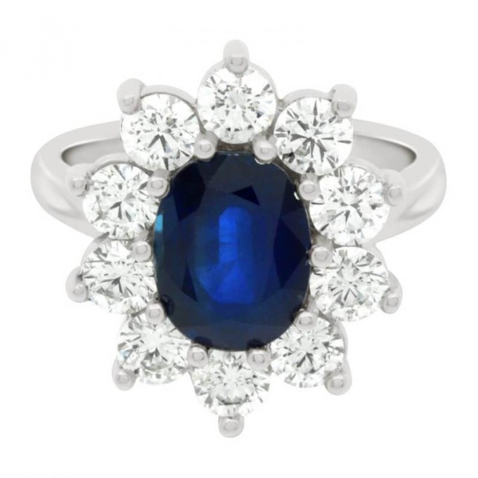 Watch this 2 min awesome Engagement Ring Trends Guide Video to better understand how to pick the perfect engagement ring for you. // Vintage style engagement ring with a statement blue sapphire oval gemstone surrounded with a halo of dazzling round cut diamonds // Image by Loyes Diamonds // mysweetengagement.com