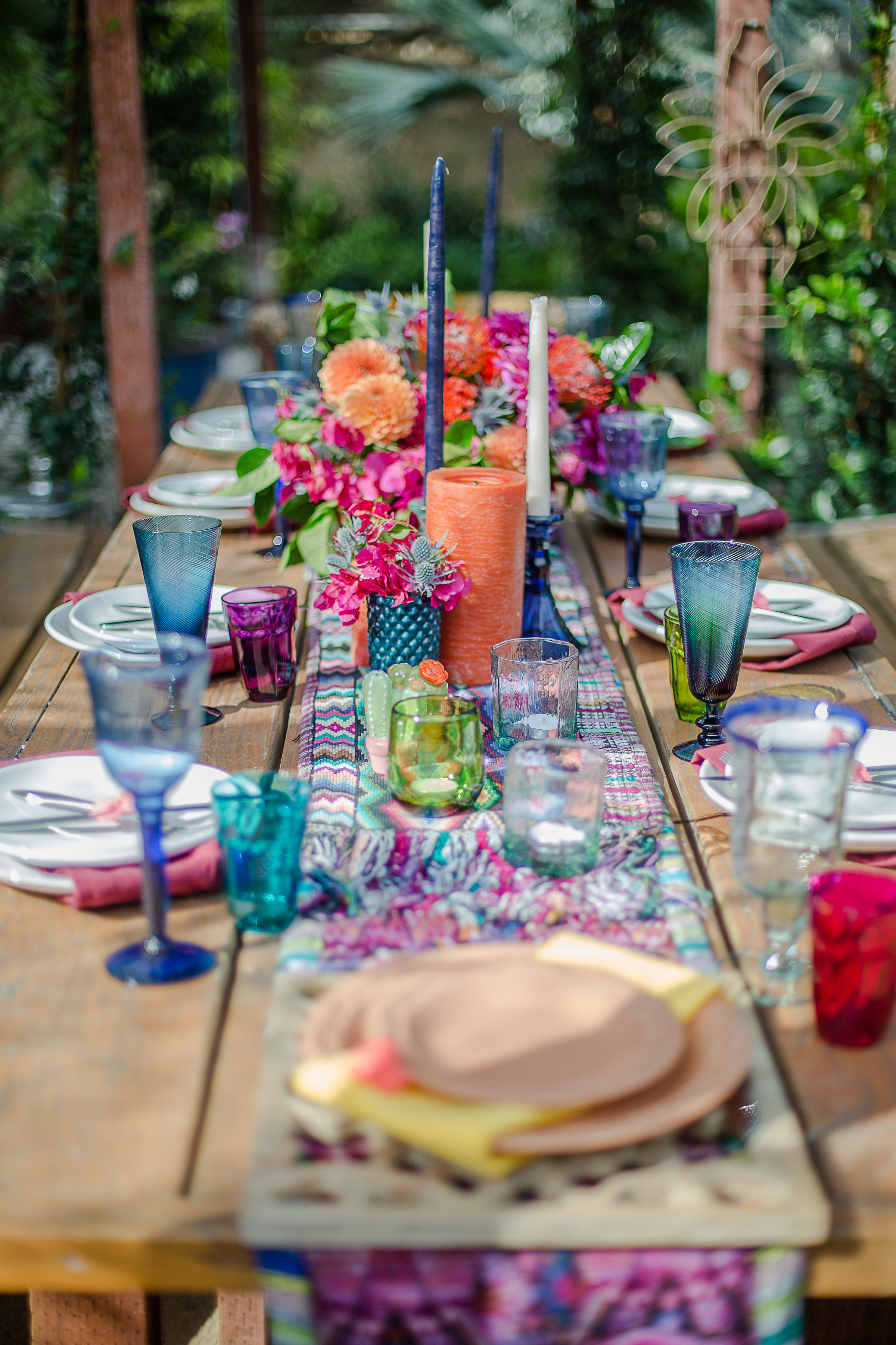 Bright and colorful 5 de Mayo backyard brunch celebration idea. // Get inspired with these Elegant Mexican Fiesta / Cinco de Mayo Themed Bridal Shower Ideas. // mysweetengagement.com