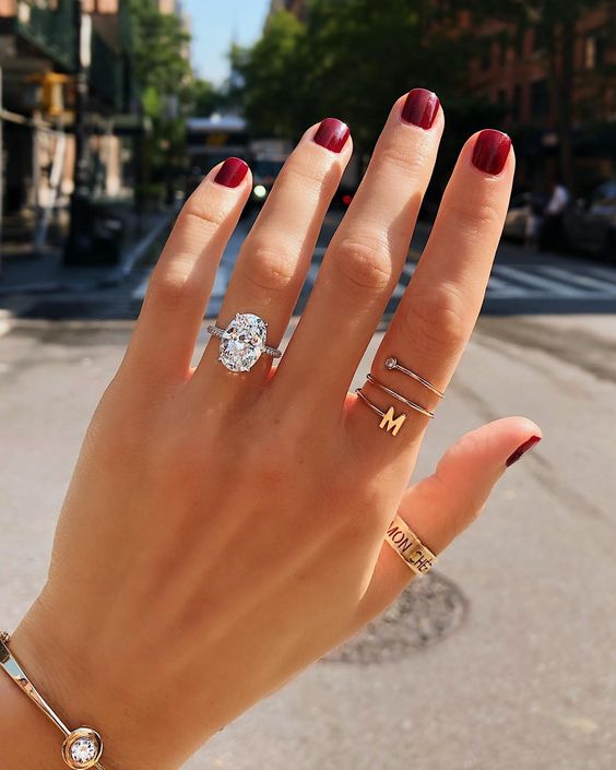 Gorgeous solitaire oval engagement ring. // mysweetengagement.com