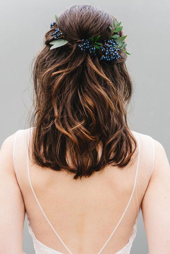 Minimalist half up half down hairstyle with natural blooms and greeneries. // Gorgeous half up half down bridal hairstyle ideas to impress on your wedding day. // mysweetengagement.com