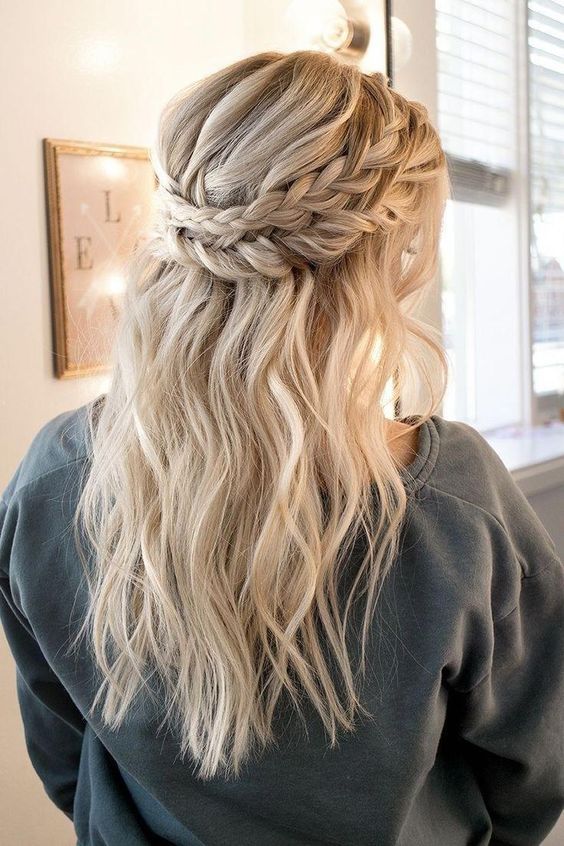 Braided half up half down hairstyle idea. // Gorgeous half up half down bridal hairstyle ideas to impress on your wedding day. // mysweetengagement.com