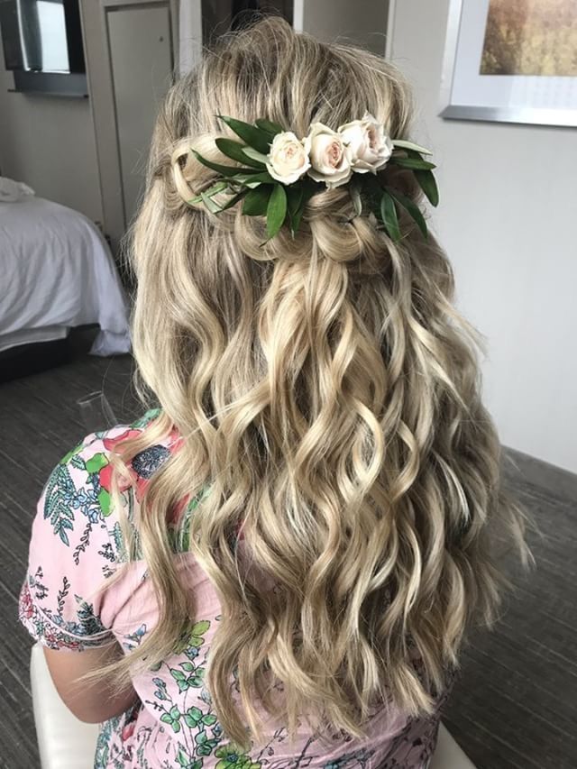 Loose wavy half up half down bridal hair with small floral embellishment. // Gorgeous half up half down bridal hairstyle ideas to impress on your wedding day. // mysweetengagement.com