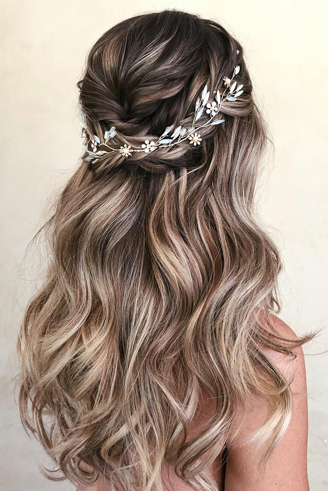 Loose waves bridal hair style with delicate hairpiece. // Gorgeous half up half down bridal hairstyle ideas to impress on your wedding day. // mysweetengagement.com