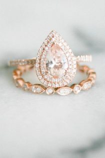 Pear shaped (teardrop) engagement ring ideas: Gorgeous rose gold ring with double halo.// mysweetengagement.com