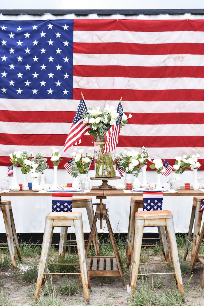 Red, White and Blue: Awesome and elegant patriotic decorations for a 4th of July theme bridal shower. // Casual Chic Americana I Do BBQ inspiration. // mysweetengagement.com