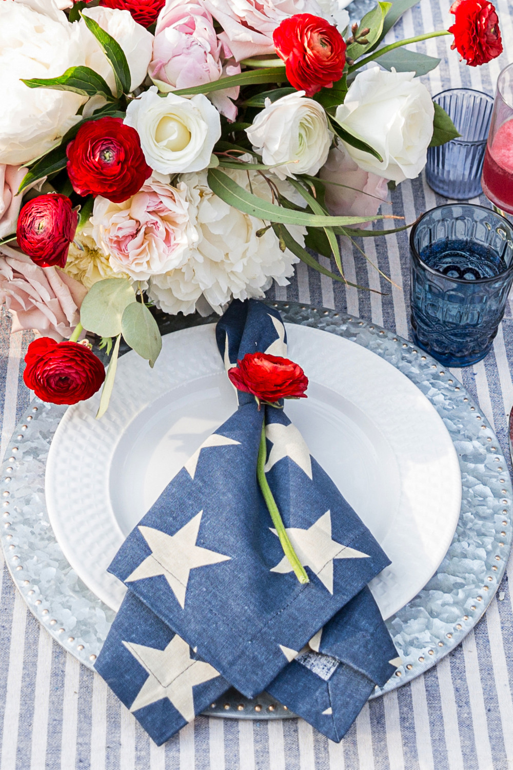 Red, White and Blue: Awesome and elegant patriotic decorations for a 4th of July theme bridal shower. // Proper table setting for a chic Americana party. // mysweetengagement.com
