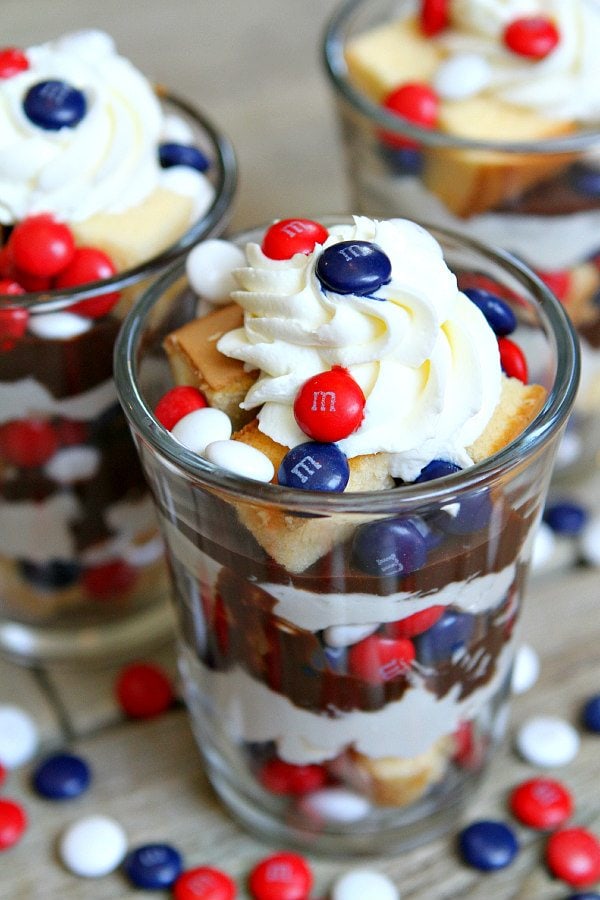 Americana Party Ideas: Awesome and elegant patriotic decorations for a 4th of July theme bridal shower. // Patriotic hot fudge cheesecake trifles to make on your Americana theme bridal shower. Get this and more recipes to copy. // mysweetengagement.com