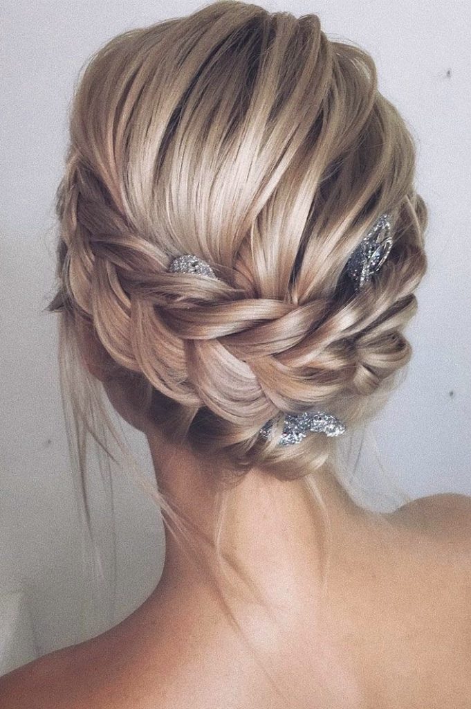 short wedding hairstyle idea with braided hair and hair pins