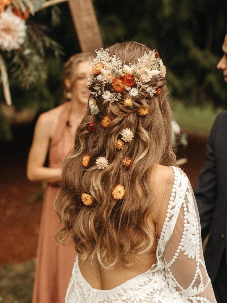 How to Feature Flowers in your Wedding Hairstyle