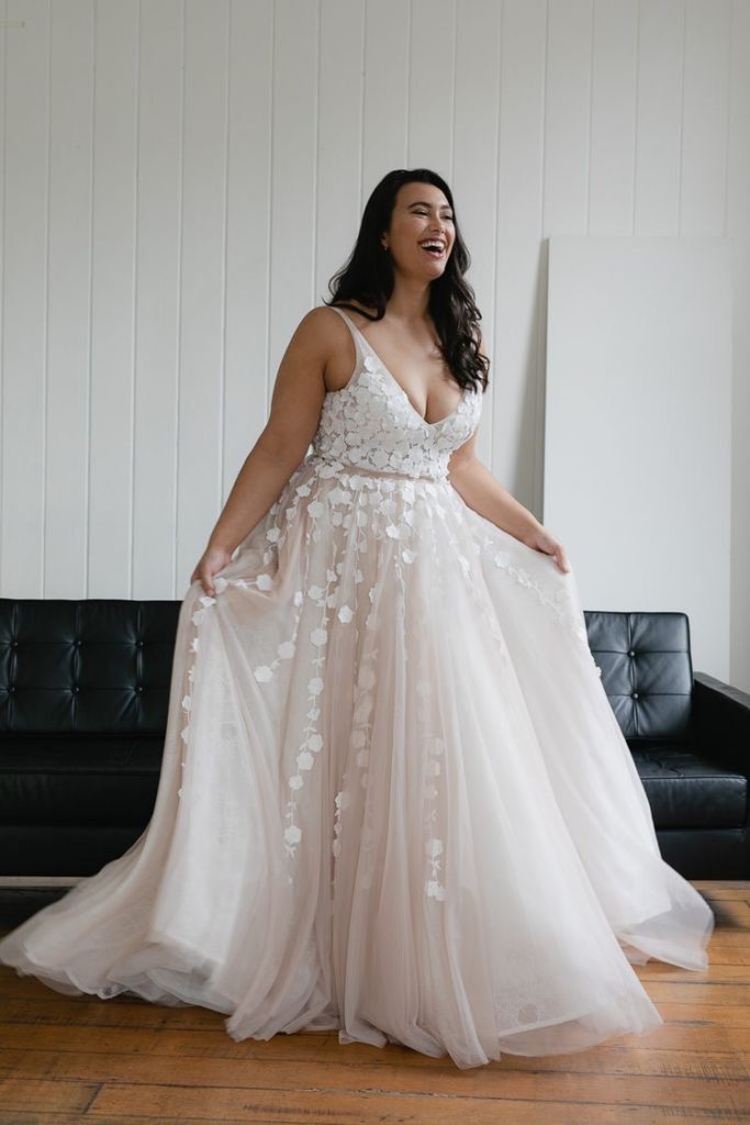 V neck plus size wedding dress for curvy bride