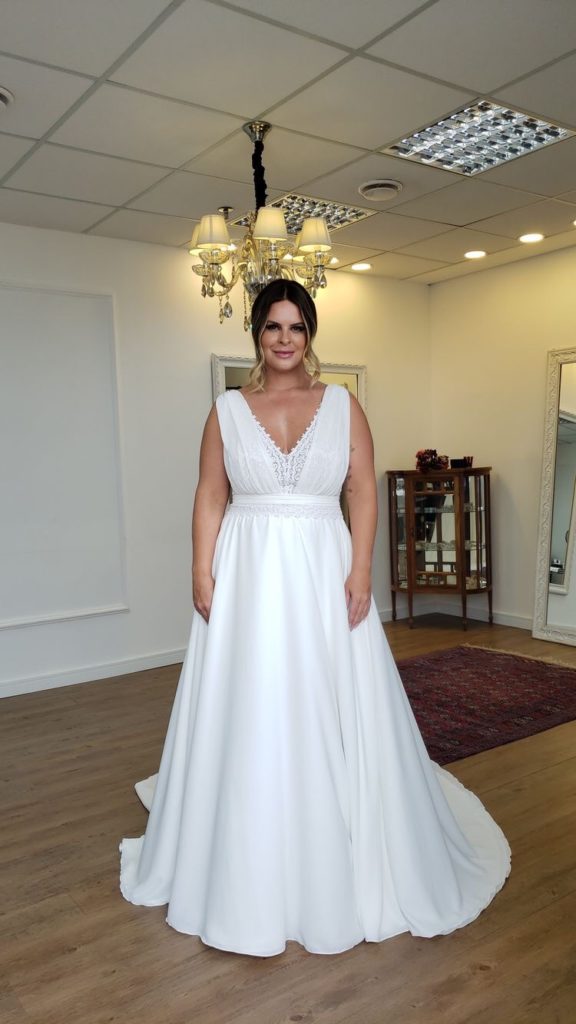 V neck plus size wedding dress for curvy bride
