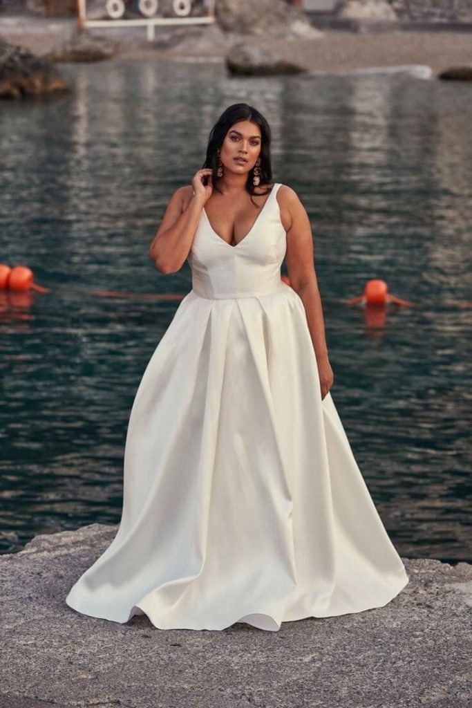 V neck ball gown plus size wedding dress for curvy bride