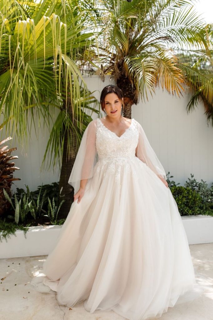 V neck ball gown plus size wedding dress for curvy bride