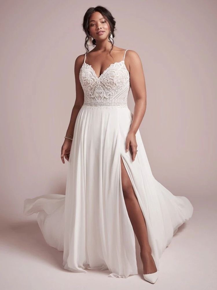 Heart nneckline plus size wedding dress for curvy bride
