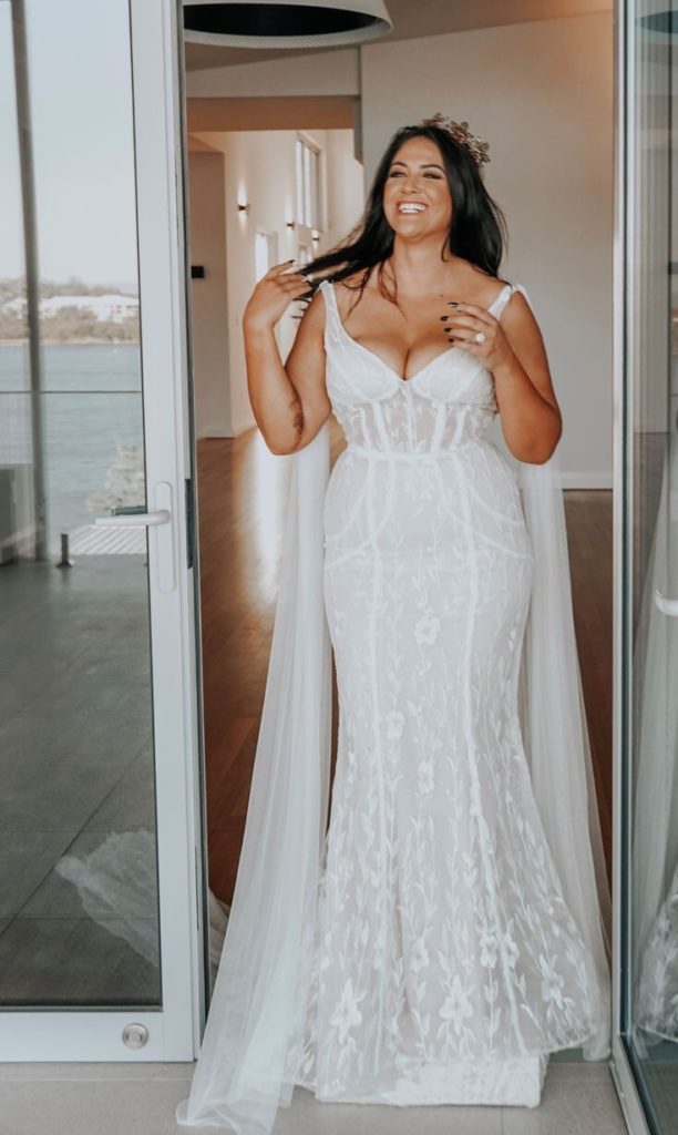 V neck mermaid plus size wedding dress for curvy bride
