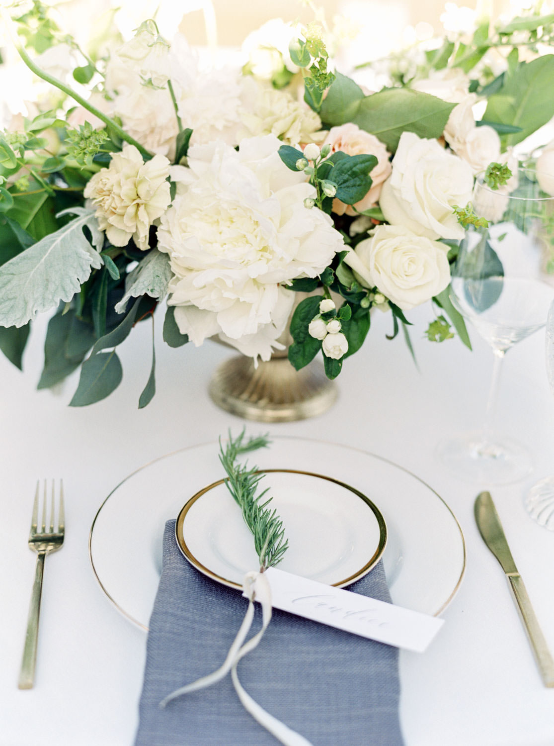 Wedding ideas with the color white: White table decoration